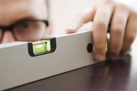 Person benutzt Wasserwaage